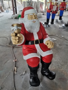 Scultura Natalizia Personalizzata in Fibra di Vetro: Babbo Natale Elfo con Scatola Regalo Forata - Product Image 5