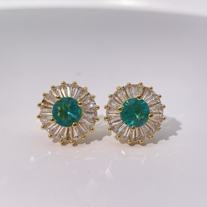 Pendientes de Botón Clásicos y Elegantes de Lujo para Mujer de Tianyu Gems, Hechos de Latón Chapado en Oro con Circonita Verde y Blanca con Corte Esmeralda - Product Image 1