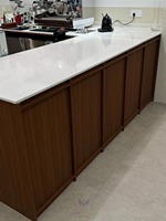Comptoir de bar de café minimaliste moderne avec dessus en pierre de quartz, bureau de réception en bois de luxe pour café et intérieur commercial