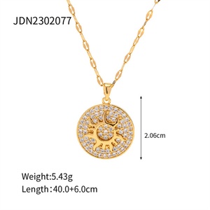 Collar de Mujer de Alta Calidad Chapado en Oro con Colgante Redondo de Zirconia en Forma de Sol - Product Image 6