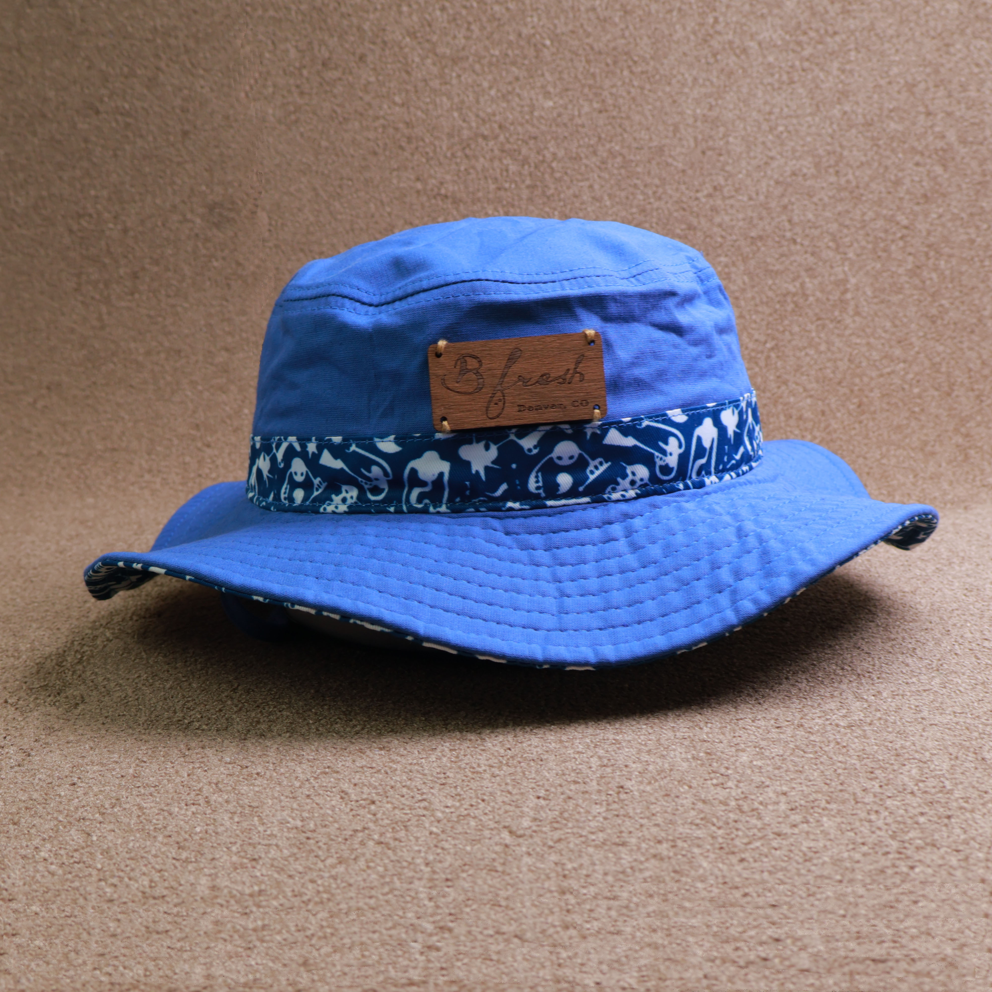 Beach-style wide-brim bucket hat