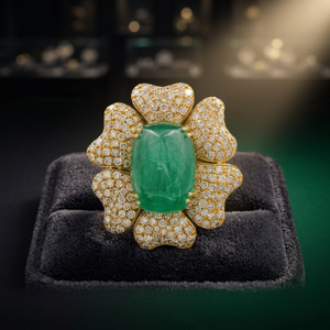 Anillo para mujer con esmeralda natural de corte cabujón ovalado en el centro, con diamantes en engaste pavé y diseño de flor. - Product Image 4