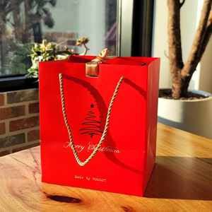 Bolsa de Papel de Regalo de Lujo Rosa Roja con Logotipo Personalizado KM, Asa, Muestra Gratuita, Venta al por Mayor para Empaque de Velas - Product Image 3