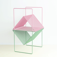 Bâtiment en fil métallique, table basse rose, de haute qualité, directement au salon, magazine, fil métallique