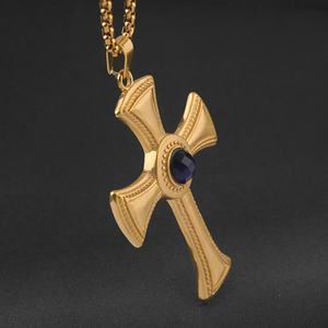 Collar con Cruz Religiosa Western Guardian, Cadena de Acero Inoxidable con Baño de Oro PVD, Colgante de Cruz Grande con Circonitas - Product Image 2