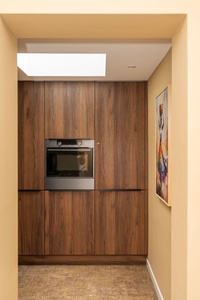 Système d'armoires de coin café sur mesure avec éclairage intégré, plateau en marbre et étagères murales pour petits espaces - Product Image 2