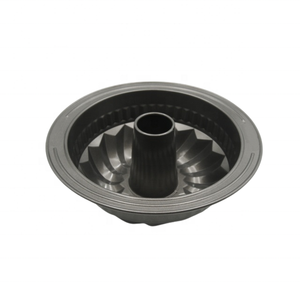 Moule à gâteau en tube cannelé de 23 cm, avec poignée large et prise en main facile. Excellent produit pour la cuisson au four des gâteaux - Product Image 1
