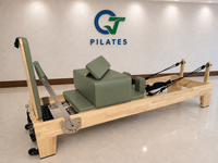 Reformer Pilates à rail fixe en bois de chêne vert sauge pour des mouvements conscientes, un bien-être inspiré de la nature et des étirements corporels