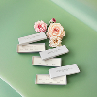 Boîte à boucles d'oreilles chic blanche avec trous, emballage en carton pour coffrets cadeaux