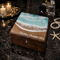 Houten sieradendoos met verflaag voor feestdagen, opbergen en decoratie. Op maat gemaakte sieradendozen in verschillende formaten. Sieradenpresentatie.