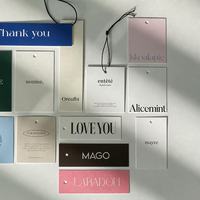 Étiquettes suspendues personnalisées de luxe écologiques pour chaussures, en papier couché, avec logo de marque, dorure et argenture, découpées à la forme