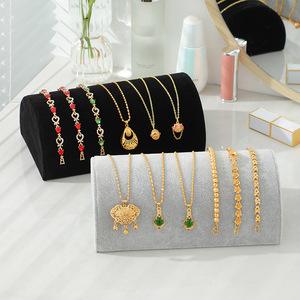 Collana con cuscino mezzo tondo in velluto di moda - Product Image 1