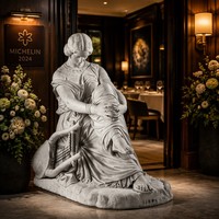 Élégante sculpture de luthier en marbre sur mesure – Sculpture assise en pierre naturelle de qualité supérieure avec base rocheuse, conçue pour les galeries et les propriétés.