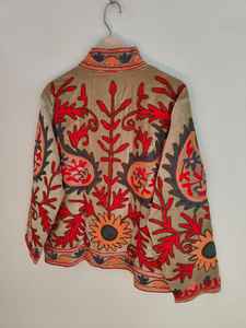 Veste en velours Suzani brodée à la main pour femmes, veste bohème en velours unique, élégante, vêtement d'extérieur d'hiver, tendance moderne - Product Image 6