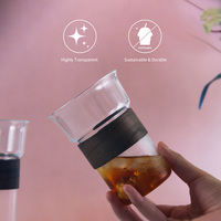 Tasse à café en verre borosilicate évasée avec manchon en bois de noyer résistant à la chaleur et bande anti-brûlure en bois