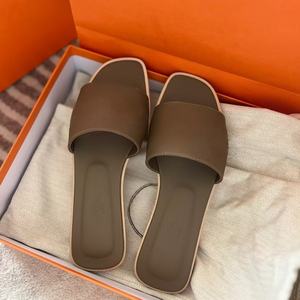 Vente en gros de claquettes plates décontractées pour femmes, chaussures de luxe de créateur pour femmes, chaussures de style plage et de marche en extérieur, claquettes tendance - Product Image 3