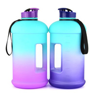 Bouteille d'eau en plastique de style sportif de 64 oz sans BPA avec bouchon à paille rabattable pour boire directement, motivant, disponible gratuitement