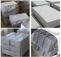 Blocs de granit gris blanc naturel pour mur de soutènement Marches de bloc de granit Tremplin Tailles personnalisées et finition