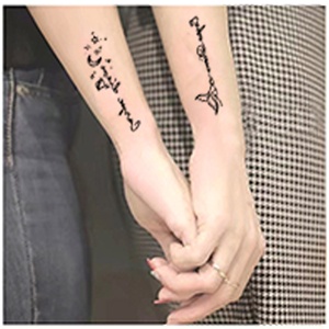 Venta al por Mayor <span class=keywords><strong>de</strong></span> Tatuajes Temporales Impermeables <span class=keywords><strong>de</strong></span> Moda con Diseño <span class=keywords><strong>de</strong></span> Mariposas y Flores Negras <span class=keywords><strong>de</strong></span> Tamaño Pequeño para Niñas y Mujeres - Product Image 4
