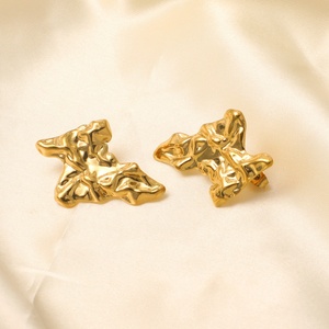 Pendientes de tuerca martillados exagerados de acero inoxidable chapado en oro de 18 quilates con diseño irregular, rayas y acabado esmerilado para mujer - Product Image 3