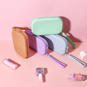 Бесплатный образец OEM: Женские мини-сумки с индивидуальным логотипом для путешествий, прочные водонепроницаемые силиконовые косметички - Product Image 4