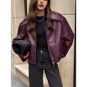 Blouson en cuir court <span class=keywords><strong>rouge</strong></span> bordeaux pour <span class=keywords><strong>femme</strong></span>, nouvelle collection printemps, haut de gamme, coupe ample, col à revers, style motard vintage, vente en gros - Product Image 1