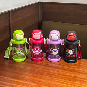 Gourde portable grande capacité avec paille intégrée Strawberry Bear pour enfants et élèves du primaire - Product Image 4