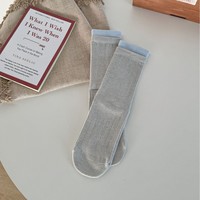 Les chaussettes mi-mollet à double côtes et à blocs de couleur sans couture pour l'automne et l'hiver sont polyvalentes et faciles à porter