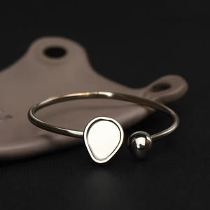 Brazalete de Moda SmileJoyas, Acero Inoxidable 316L, Baño de Oro PVD, Forma de Corazón, Joyería Moderna, Sostenible y Resistente - Product Image 3