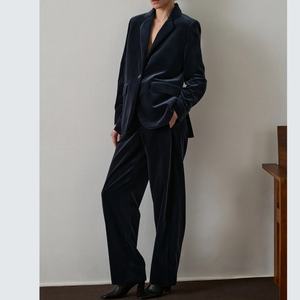 Production sur mesure, costume d'hiver pour femmes, veste de luxe pour femme, costume en velours pour femme, ensemble complet - Product Image 1