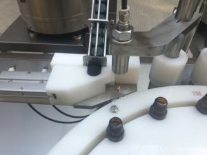 Machine de remplissage et de bouchage automatique électrique contrôlée par PLC pour huiles essentielles, fabriquée à Shanghai, pour bouteilles en verre de 10 ml et 30 ml, boissons, garantie 1 an - Product Image 2