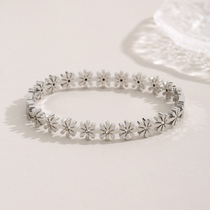 Bracciale in acciaio al titanio con margherite di diamanti, gioielli a mano in acciaio inossidabile di lusso leggero - Product Image 3