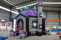 Château gonflable géant hanté avec tours fantômes et décorations d'araignées pour les fêtes d'Halloween