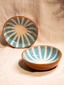 Bol en céramique artisanal en grès cuite à haute température, motif tribal, rayures bleu turquoise, texture craquelée, compatible four et micro-ondes, durable - Product Image 6