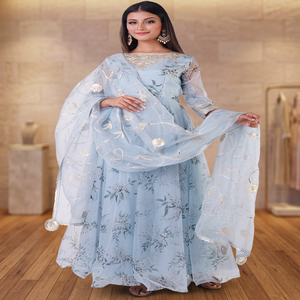 Robe Anarkali en mousseline de soie bleu clair brodée de fleurs, avec col bateau et manches longues, coupe trapèze longueur ras du sol - Product Image 3