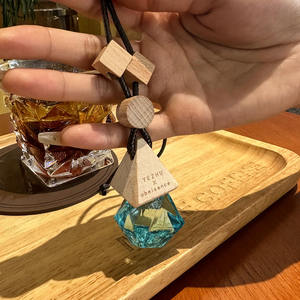 زجاجات عطر معلقة مخصصة للسيارة مع غطاء خشبي وعبوة قابلة لإعادة التعبئة للزيوت العطرية - Product Image 2