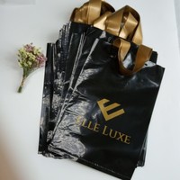 Vente en gros de sacs à provisions en PE noir thermoscellés avec impression offset à long manche pour l'emballage de vêtements étanches avec logo