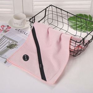 Serviette de sport rafraîchissante personnalisée avec logo, en microfibre gaufrée, avec poche zippée pour promotions - Product Image 6
