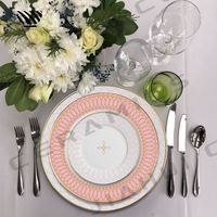 Charmant ensemble de vaisselle en porcelaine motifs roses délicats avec des accents dorés pour les tables de mariage de rêve
