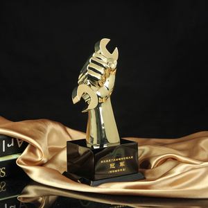 Trophée de clé à molette en métal gravé personnalisé, en alliage de zinc, pour équipe Iron Man, créatif, pour <span class=keywords><strong>ingénieur</strong></span>, artisan, ouvrier du bâtiment - Product Image 3