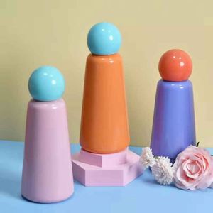 ประติมากรรมเซรามิกหลากสีสันพร้อมทรงกลมและทรงกรวยบนแท่น - Product Image 1