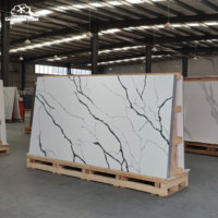 Dalle de marbre artificiel Calacatta en quartz de grand format poli 2,4x1,2m pour une utilisation moderne à l'intérieur de la maison, plan de travail de cuisine, usage commercial