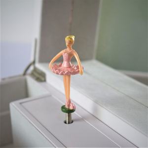 Nouvelle conception, boîte à musique en bois blanc de luxe personnalisée pour filles, pour enfants, pour mariage - Product Image 4