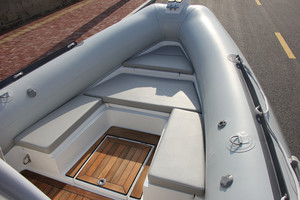 <span class=keywords><strong>Bateau</strong></span> à côtes en fibre de verre <span class=keywords><strong>semi</strong></span>-<span class=keywords><strong>rigide</strong></span> à coque en V profond de 7.6m et 25 pieds <span class=keywords><strong>Bateau</strong></span> gonflable chinois avec moteur hors-bord pour la pêche - Product Image 4