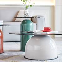 Ensemble de tables basses en métal de style moderne et luxueux avec plateau en verre, design minimaliste, tables d'appoint haut de gamme