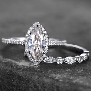 Anello da Donna Q129 in Oro Bianco con Diamante Taglio Marquise, Anello di Fidanzamento con Diamante Naturale Colore D e Pietre Laterali - Product Image 1