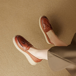 Mocasines de cuña para mujer, nueva colección otoño 2026, de cuero de grano superior, a media pantorrilla, con tiras tejidas y suela suave. - Product Image 3
