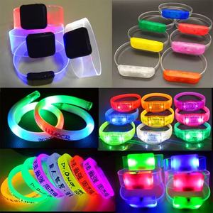Bracelet LED en silicone avec logo personnalisé, activé par le son, télécommandé, contrôlé par DMX, pour événements et fêtes - Product Image 4