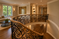 Escalier en colimaçon à marches courbes sur mesure en chêne rouge pour l'intérieur d'une villa
