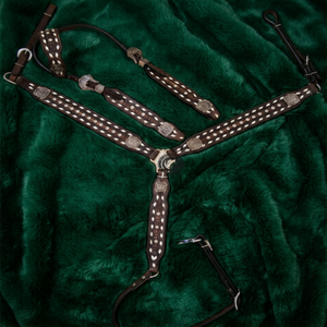 Ensemble d'équipement d'équitation western : Bridon, têtière et harnais de poitrine avec un design élégant et travaillé pour l'entraînement et les compétitions de rodéo. - Product Image 1